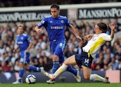 Chelsea thất thủ, MU bám sát ngôi đầu